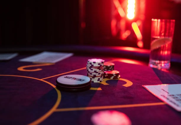 aceh4d live-dealer blackjack table with Sudirman Cup match displayed on secondary screen